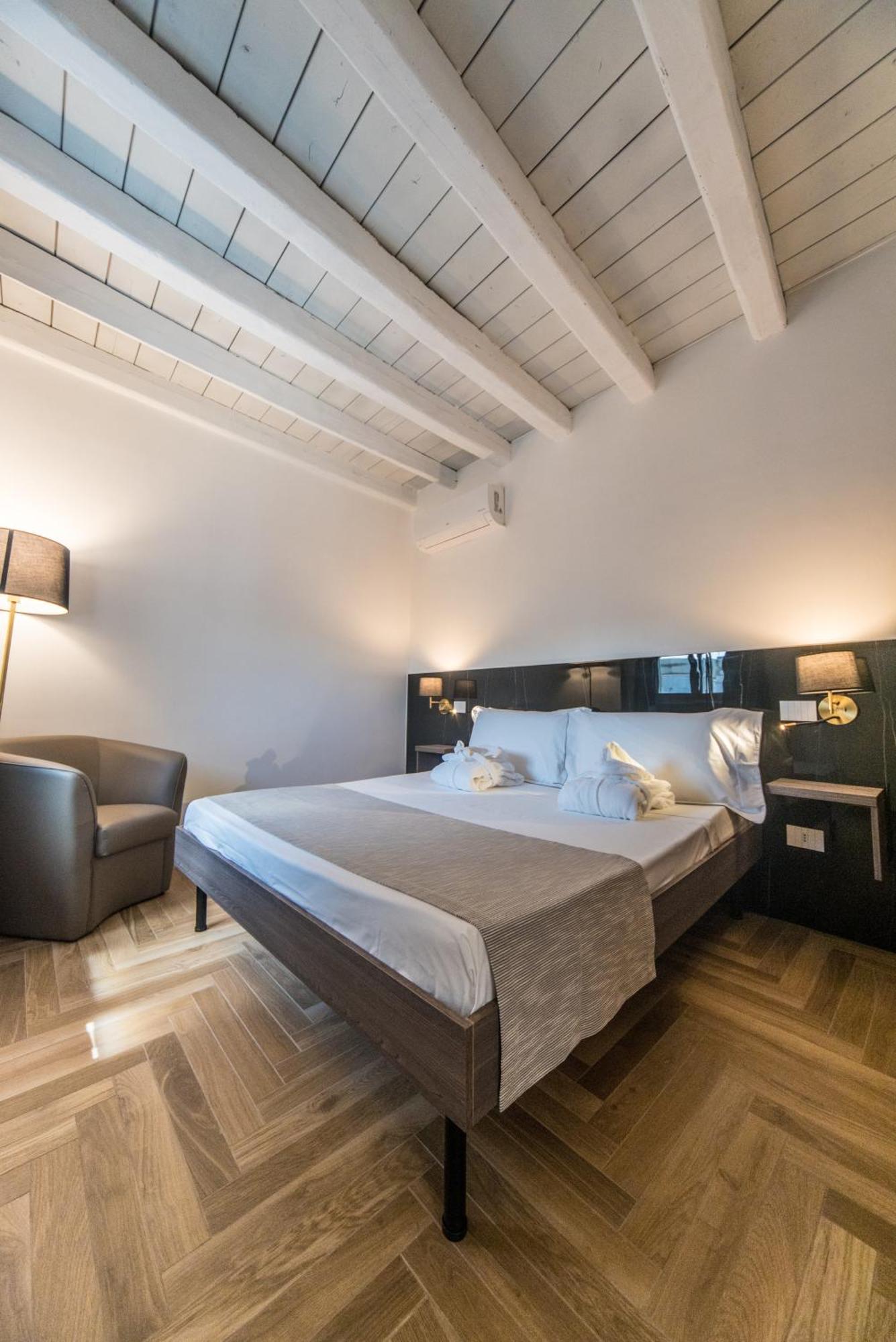 Suite Santa Chiara Trani Exterior photo
